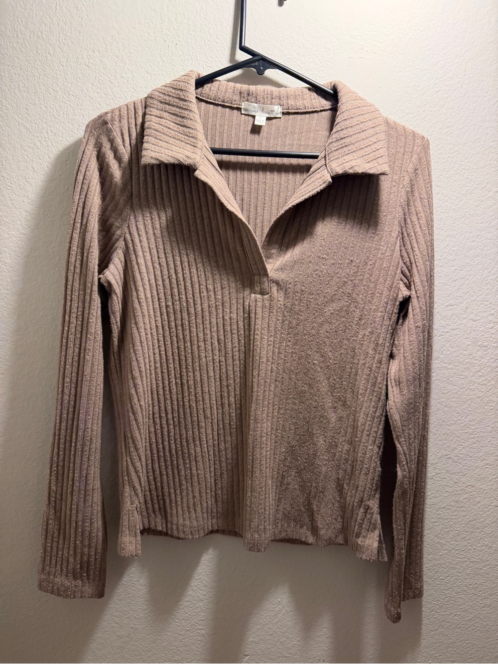 Nine Britton Ribbed Long-Sleeve Polo Top in Dusty Pink